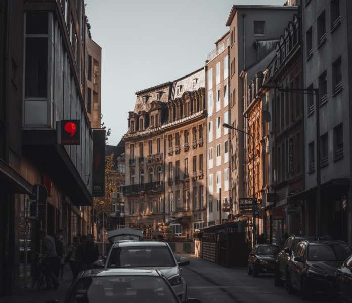 rua movimentada com carros