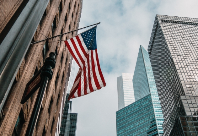 Bandeira dos Estados Unidos presa a um edifício